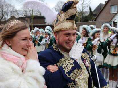 Auftakt zum Fasching um den Ring in Ganderkesee: Garden, Musikz&uuml;ge, Ex-Prinzenpaare und GGV-Pr&auml;sidium kamen zur Abholung von Prinz Timo II. und Prinzessin Lea I. Die Nachbarn hatten H&auml;user und H&ouml;fe pr&auml;chtig ausgeschm&uuml;ckt.
