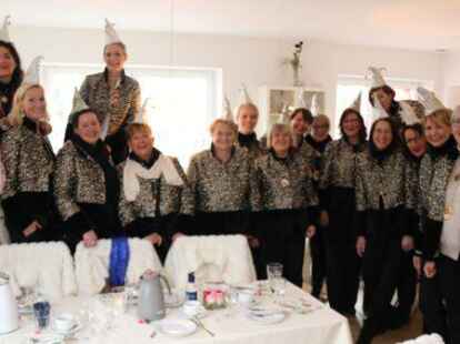 Auftakt zum Fasching um den Ring in Ganderkesee: Garden, Musikz&uuml;ge, Ex-Prinzenpaare und GGV-Pr&auml;sidium kamen zur Abholung von Prinz Timo II. und Prinzessin Lea I. Die Nachbarn hatten H&auml;user und H&ouml;fe pr&auml;chtig ausgeschm&uuml;ckt.