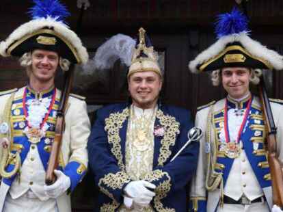 Auftakt zum Fasching um den Ring in Ganderkesee: Garden, Musikz&uuml;ge, Ex-Prinzenpaare und GGV-Pr&auml;sidium kamen zur Abholung von Prinz Timo II. und Prinzessin Lea I. Die Nachbarn hatten H&auml;user und H&ouml;fe pr&auml;chtig ausgeschm&uuml;ckt.