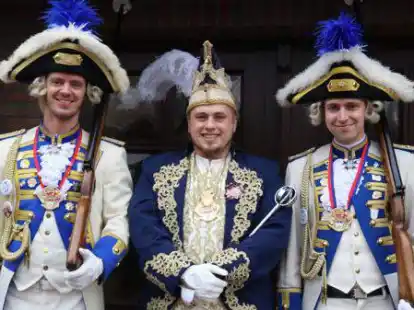 Auftakt zum Fasching um den Ring in Ganderkesee: Garden, Musikz&uuml;ge, Ex-Prinzenpaare und GGV-Pr&auml;sidium kamen zur Abholung von Prinz Timo II. und Prinzessin Lea I. Die Nachbarn hatten H&auml;user und H&ouml;fe pr&auml;chtig ausgeschm&uuml;ckt.