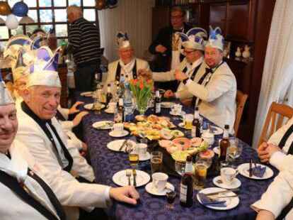 Auftakt zum Fasching um den Ring in Ganderkesee: Garden, Musikz&uuml;ge, Ex-Prinzenpaare und GGV-Pr&auml;sidium kamen zur Abholung von Prinz Timo II. und Prinzessin Lea I. Die Nachbarn hatten H&auml;user und H&ouml;fe pr&auml;chtig ausgeschm&uuml;ckt.