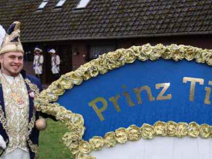 Auftakt zum Fasching um den Ring in Ganderkesee: Garden, Musikz&uuml;ge, Ex-Prinzenpaare und GGV-Pr&auml;sidium kamen zur Abholung von Prinz Timo II. und Prinzessin Lea I. Die Nachbarn hatten H&auml;user und H&ouml;fe pr&auml;chtig ausgeschm&uuml;ckt.