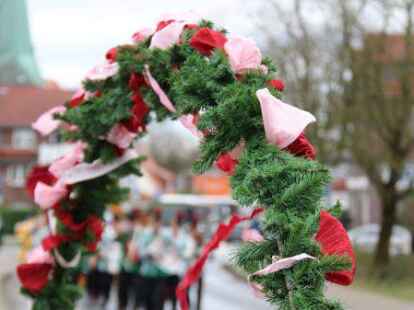 Auftakt zum Fasching um den Ring in Ganderkesee: Garden, Musikz&uuml;ge, Ex-Prinzenpaare und GGV-Pr&auml;sidium kamen zur Abholung von Prinz Timo II. und Prinzessin Lea I. Die Nachbarn hatten H&auml;user und H&ouml;fe pr&auml;chtig ausgeschm&uuml;ckt.