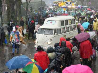 Die Narren beim Fasching um den Ring trotzten dem Wetter.