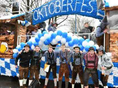 Die Narren beim Fasching um den Ring trotzten dem Wetter.