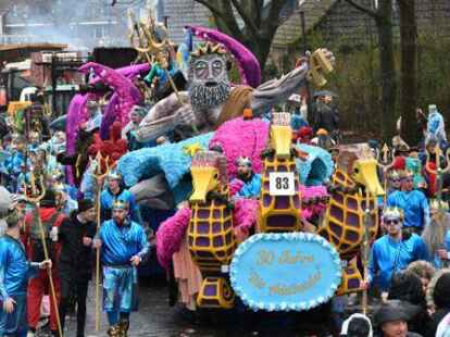 Die Narren beim Fasching um den Ring trotzten dem Wetter.