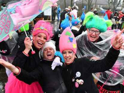 Die Narren beim Fasching um den Ring trotzten dem Wetter.