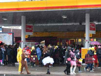 Die Narren beim Fasching um den Ring trotzten dem Wetter.