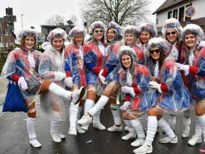 Die Narren beim Fasching um den Ring trotzten dem Wetter.