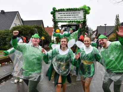 Die Narren beim Fasching um den Ring trotzten dem Wetter.