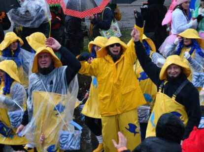 Die Narren beim Fasching um den Ring trotzten dem Wetter.
