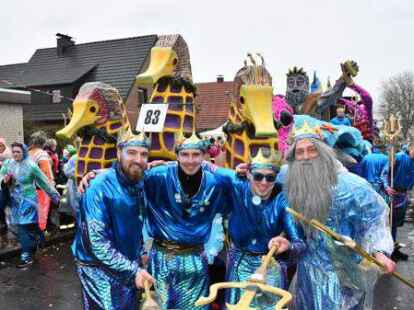 Die Narren beim Fasching um den Ring trotzten dem Wetter.