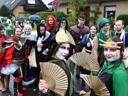 Die Narren beim Fasching um den Ring trotzten dem Wetter.