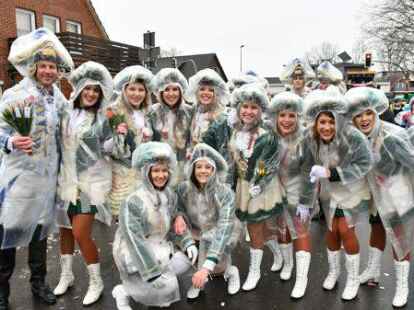 Die Narren beim Fasching um den Ring trotzten dem Wetter.