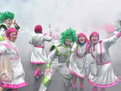 Die Narren beim Fasching um den Ring trotzten dem Wetter.