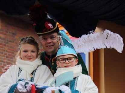 Schl&uuml;ssel&uuml;bergabe von Matthias Meyer an Tjorben I. und Zo&eacute; I.