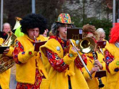 Tausende Narren beim Fasching um den Ring trotzten dem Wetter.
