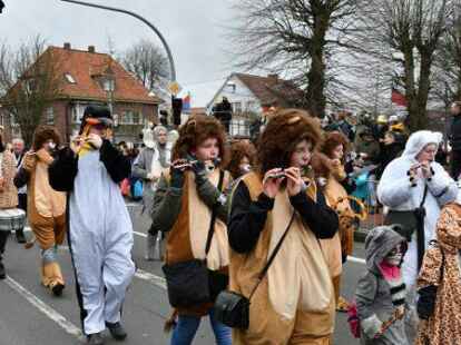 Tausende Narren beim Fasching um den Ring trotzten dem Wetter.
