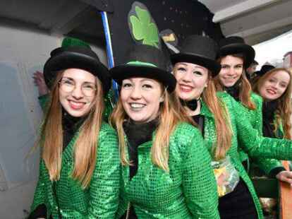 Tausende Narren beim Fasching um den Ring trotzten dem Wetter.