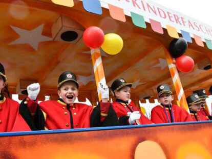 Tausende Narren beim Fasching um den Ring trotzten dem Wetter.