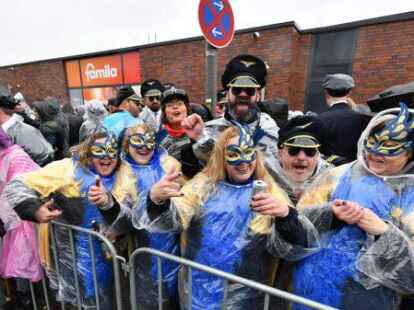 Tausende Narren beim Fasching um den Ring trotzten dem Wetter.
