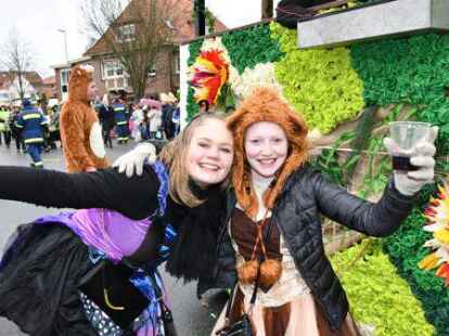 Tausende Narren beim Fasching um den Ring trotzten dem Wetter.