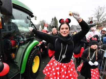 Tausende Narren beim Fasching um den Ring trotzten dem Wetter.