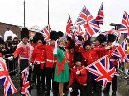 Tausende Narren beim Fasching um den Ring trotzten dem Wetter.