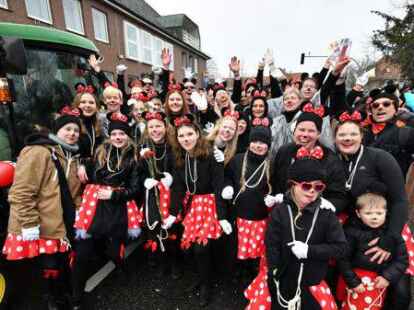 Tausende Narren beim Fasching um den Ring trotzten dem Wetter.