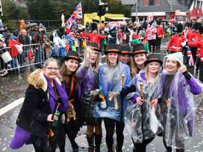 Tausende Narren beim Fasching um den Ring trotzten dem Wetter.