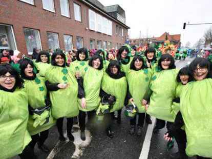 Tausende Narren beim Fasching um den Ring trotzten dem Wetter.