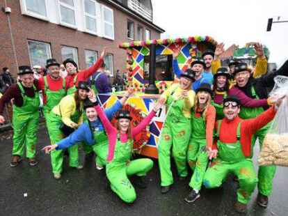 Tausende Narren beim Fasching um den Ring trotzten dem Wetter.
