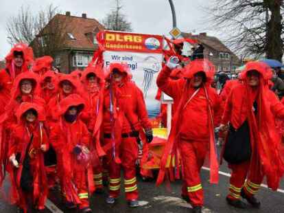 Tausende Narren beim Fasching um den Ring trotzten dem Wetter.