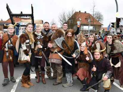 Tausende Narren beim Fasching um den Ring trotzten dem Wetter.