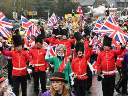 Tausende Narren beim Fasching um den Ring trotzten dem Wetter.