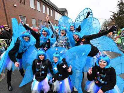 Tausende Narren beim Fasching um den Ring trotzten dem Wetter.
