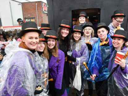Tausende Narren beim Fasching um den Ring trotzten dem Wetter.