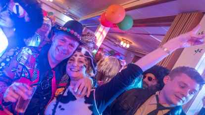 Im Anschluss an den Fasching um den Ring in Ganderkesee verlagerte sich das n&auml;rrische Treiben ins gro&szlig;e Festzelt und den 