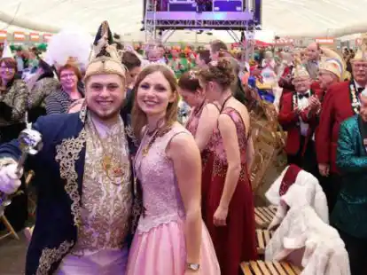 Prinz Timo II. und Prinzessin Lea I. tanzten mit 1000 anderen Narren im Festzelt