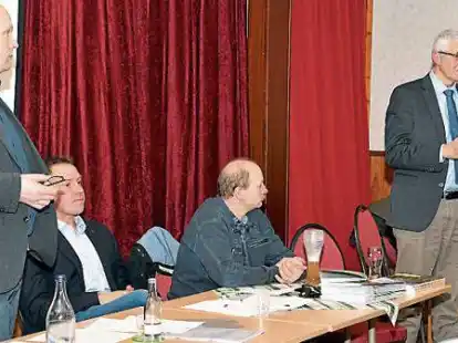 Diskutierten &uuml;ber die vielen Themen, die die Landwirte besch&auml;ftigen: Ingo Wachtendorf (von links), Renke D&auml;hlmann, Herwig Blankemeyer und Bernhard Wolff