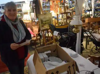 Angela Koskowski leitete zusammen mit ihrem Mann und den Kindern &bdquo;Kossis Entr&uuml;mpelung&ldquo; in Dornum. Bei ihnen landen alle Gegenst&auml;nde eines Menschenlebens, in der ersten &bdquo;Erbfolge&ldquo; erz&auml;hlt sie von ihren Erfahrungen.