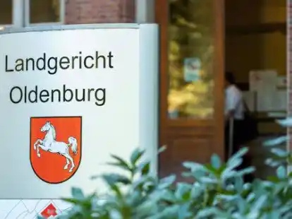 in Schild weist auf das Landgericht Oldenburg hin.