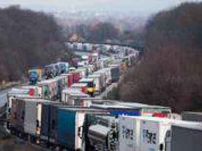 Auf der Autobahn 4 zwischen Dresden und G&ouml;rlitz staute sich der Verkehr. Foto: Robert Michael/dpa