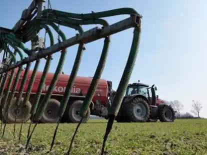 Derzeit &uuml;berall im Landkreis Oldenburg zu sehen: Mit Traktoren wird G&uuml;lle auf die Felder gebracht.