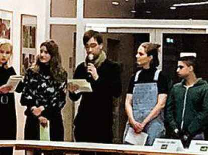 Bei der Vorstellung des Antrags (von links): Leonie Mazalla (Fossil Free), Lara Nilsson, Yantin Fleischhauer, Benedikt Nickel, Viviane Michaelis, Stiven Haseloh, Jan Galuska und Leah Kaiser (alle Fridays for Future).