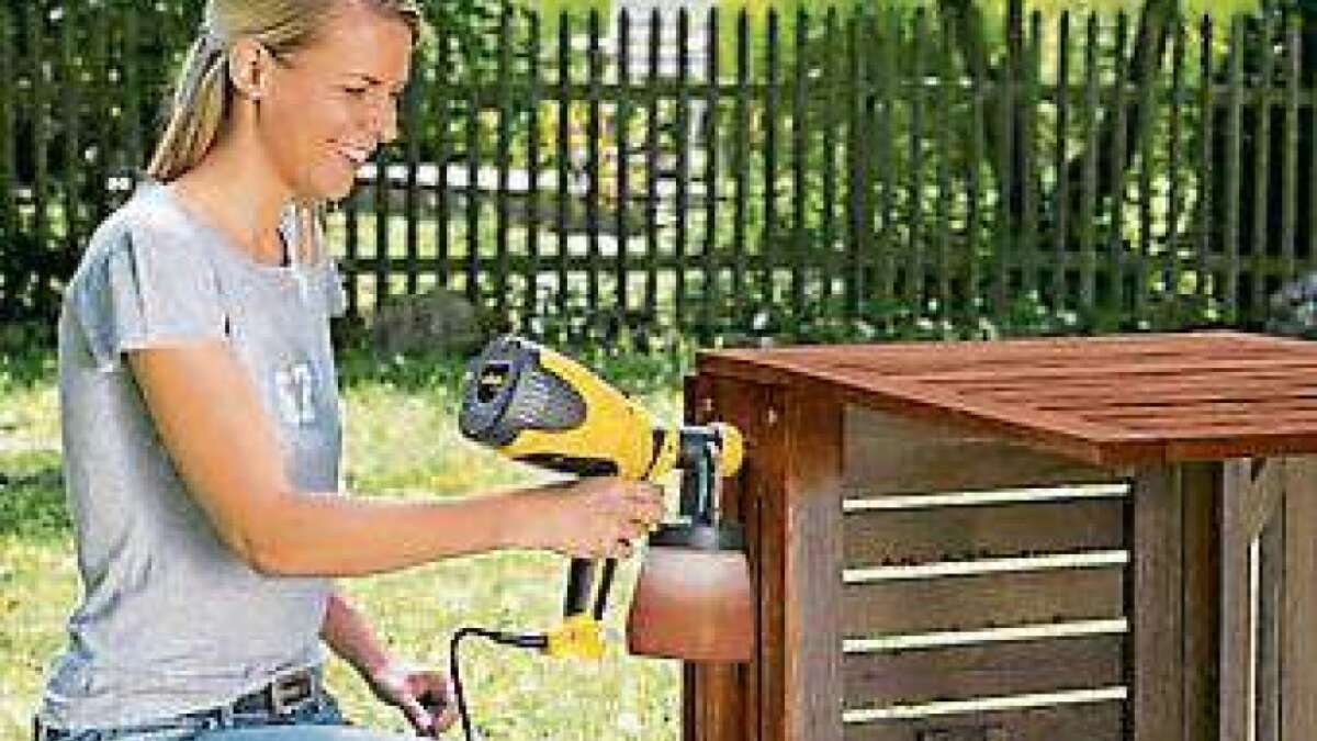 Gartenmöbel aus Holz richtig reinigen & pflegen