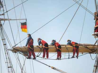 Wiedersehen in Cuxhaven: Die Sch&uuml;ler des Ocean College kehren am Ostersonntag mit der &bdquo;Pelican of London&ldquo; zur&uuml;ck.   Da die H&auml;fen in Frankreich geschlossen sind, musste der Endpunkt der Reise kurzfristig von Bordeaux nach Cuxhaven verlegt werden.