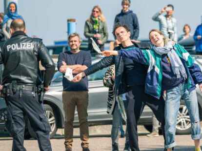 Wiedersehen in Cuxhaven: Die Sch&uuml;ler des Ocean College kehren am Ostersonntag mit der &bdquo;Pelican of London&ldquo; zur&uuml;ck.   Da die H&auml;fen in Frankreich geschlossen sind, musste der Endpunkt der Reise kurzfristig von Bordeaux nach Cuxhaven verlegt werden.