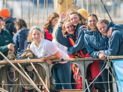 Wiedersehen in Cuxhaven: Die Sch&uuml;ler des Ocean College kehren am Ostersonntag mit der &bdquo;Pelican of London&ldquo; zur&uuml;ck.   Da die H&auml;fen in Frankreich geschlossen sind, musste der Endpunkt der Reise kurzfristig von Bordeaux nach Cuxhaven verlegt werden.
