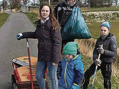Mit dem Bollerwagen war diese Familie beim M&uuml;llsammeln unterwegs.